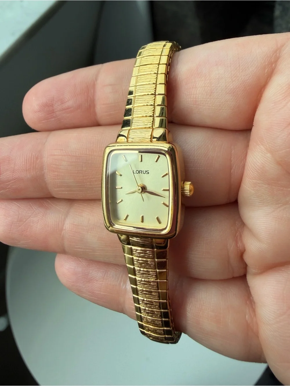 Vintage LORUS Women's Gold Tone Watch/ Works/ New Battery V811-X059 Exp Band